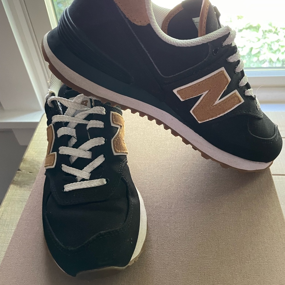 New Balance 740, Black and Tan Size 8 1/2 (8.5)